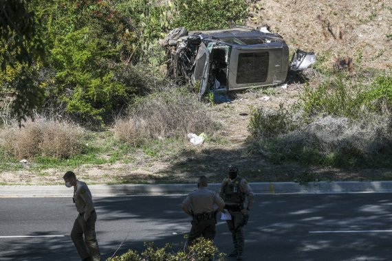 지난달 23일 미국 캘리포니아주 로스앤젤레스(LA)카운티의 란초 팔로스 베르데스 인근에서 타이거 우즈가 탑승했던 차량이 도로 밖에 전복되어 있다.AP뉴시스