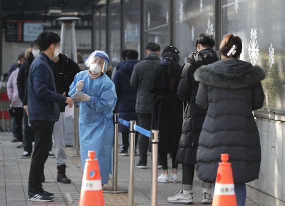 시민들이 코로나19 검사를 받기 위해 대기하고 있다 /사진=뉴시스