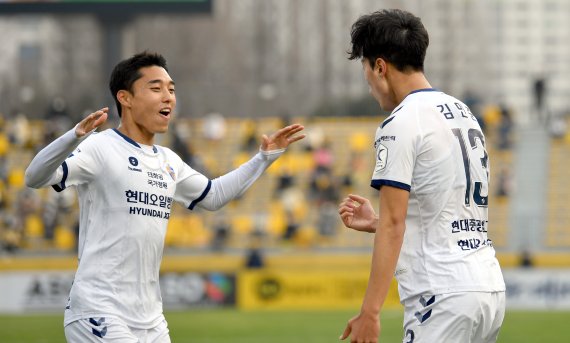 [광주=뉴시스]류형근 기자 = 6일 오후 광주 서구 광주축구전용구장에서 열린 프로축구 K리그1 2라운드 광주FC와 울산 현대의 경기, 전반 38분 울산의 김민준이 골을 넣은 뒤 기뻐하고 있다. 2021.03.06. hgryu77@newsis.com