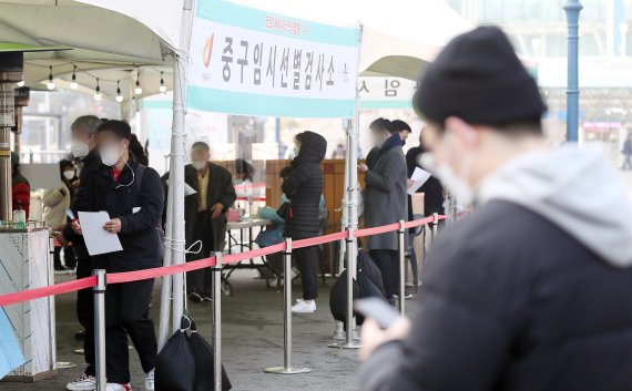 지난 5일 서울역 광장에 마련된 신종 코로나바이러스 감염증(코로나19) 임시선별검사소에서 시민들이 검사를 기다리고 있다. 사진=뉴스1