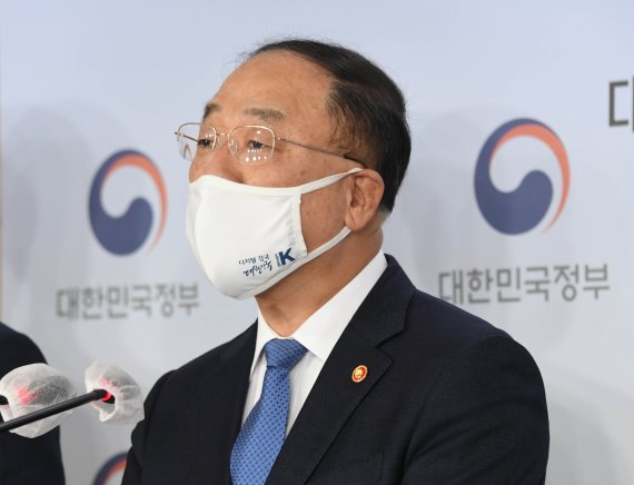 [세종=뉴시스] 홍남기 경제부총리 겸 기획재정부 장관이 7일 서울 광화문 정부서울청사에서 부동산 관계장관회의 후 관계부처 합동으로 '국민께 드리는 말씀'을 발표하고 있다. (사진=기재부 제공) /사진=뉴시스