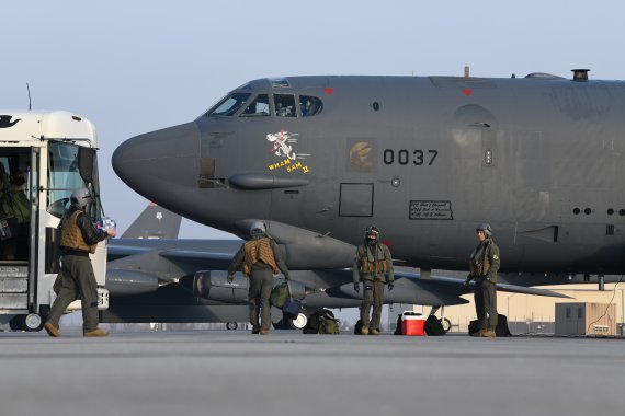 미국 노스다코타주의 마이넛 공군기지에서 6일(현지시간) 승무원들이 B-52H 폭격기에 탑승하고 있다.AP뉴시스