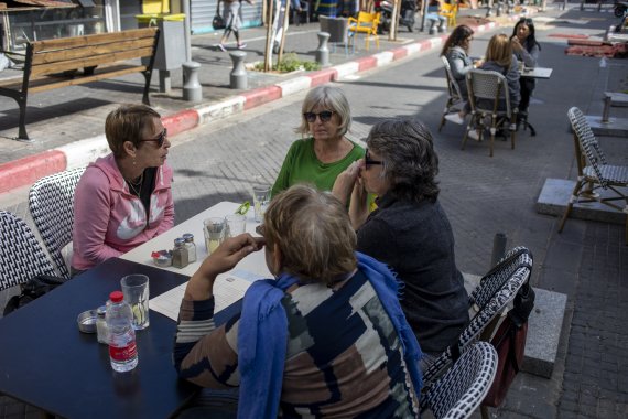 이스라엘 텔아비브 시민들이 7일(현지시간) 정부의 봉쇄 해제령에 따라 노천 식당에서 식사를 하고 있다.AP뉴시스