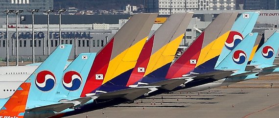 인천국제공항 전망대에서 바라본 계류장에 대한항공과 아시아나항공 여객기가 보이고 있다.<div id='ad_body3' class='mbad_bottom' ></div> /사진=뉴스1