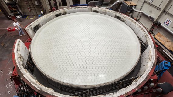 거대마젤란망원경(GMT)의 반사경은 미국 투산에 소재한 애리조나대학의 리처드 캐리스 반사경 연구소에서 제작하고 있다. GMT는 8.4m 원형 반사경 7장을 벌집모양으로 배치해 구경 25.4m의 단일 반사경과 동일한 성능을 갖는다. 천문연구원 제공