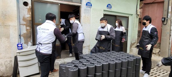 지난 4일 남양유업 충청지점 임직원들이 '사랑의 연탄 나눔' 봉사 활동을 하고 있다.