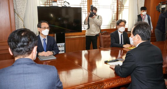 남구준 경찰청 국가수사본부장이 8일 서울 종로구 정부서울청사에서 정세균 국무총리에게 보고를 하고 있다./사진=뉴시스