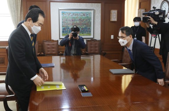 정세균 국무총리(왼쪽)가 8일 서울 세종로 정부서울청사에서 남구준 경찰청 국가수사본부장(국수본)의 보고를 받기 위해 입장하고 있다. 경찰청 국가수사본부는 한국토지주택공사(LH) 임직원의 신도시 투기 의혹 사건 수사를 총괄 지휘한다. /사진=뉴시스화상