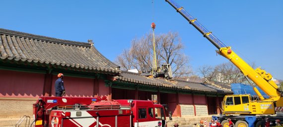 ‘보물 제141호’ 성균관 동삼문, 9t 사다리차 추락에 주저앉아