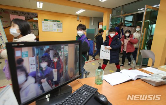 제주 고3 3명&middot;교사 1명 확진…볼링장發 n차 감염 비상