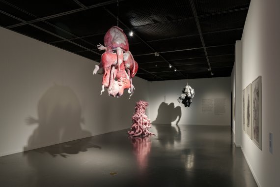 '이불-시작' 제1전시실에 설치된 '소프트 조각' 전경 / 서울시립미술관 제공