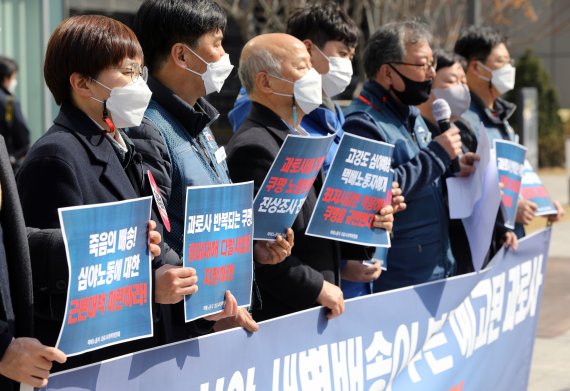 쿠팡 심야 택배 노동자 사망…"예고된 과로사" vs "과로 아냐"