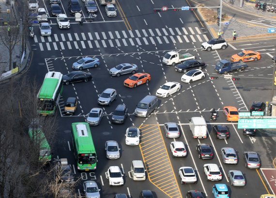 광화문광장 바닥 팠더니, 조선시대 ‘수로’ 나왔다