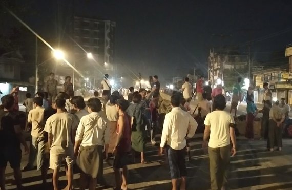 8일 미얀마 최대 도시 양곤에서 군부에 저항하는 시민들이 야간 통행금지를 어기고 거리로 나와 시위대 석방을 요구하고 있다.AP뉴시스