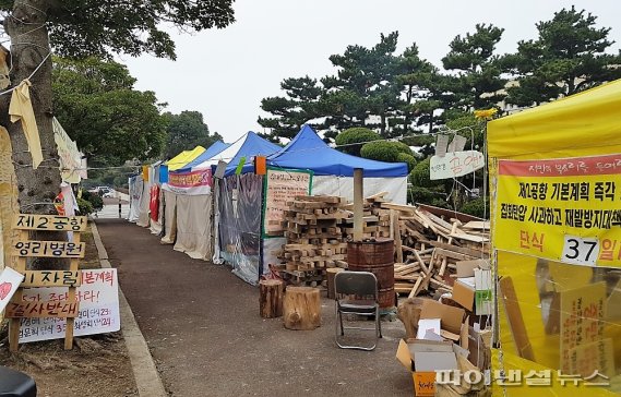 ‘제2공항 백지화’ 제주도청 앞 천막촌 812일 만에 철거