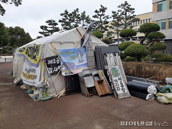 ‘제2공항 백지화’ 제주도청 앞 천막촌 812일 만에 철거