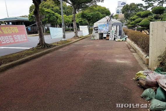 ‘제2공항 백지화’ 제주도청 앞 천막촌 812일 만에 철거