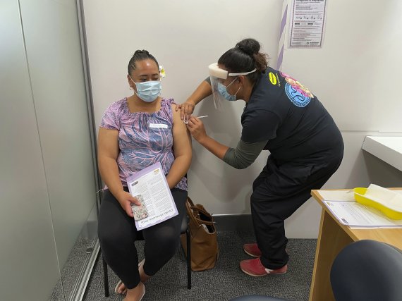 뉴질랜드 오클랜드에서 9일 한 시민이 화이자의 코로나19 백신을 접종받고 있다.AP뉴시스