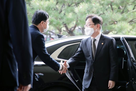 박범계 법무부 장관(오른쪽)이 '부동산투기 수사전담팀'을 격려하기 위해 9일 경기도 안산시 수원지방검찰청 안산지청을 방문해 이진동 지청장과 인사를 나누고 있다. /사진=뉴스1