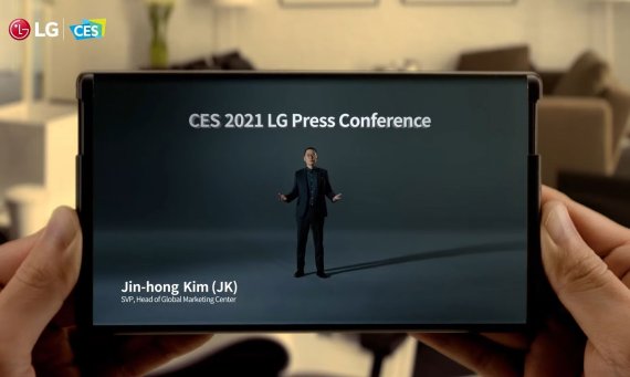 LG전자가 올 초 CES 2021에서 보여준 롤러블폰 티저 영상