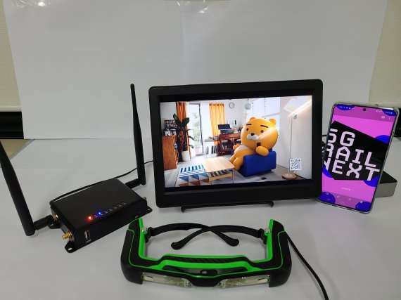 지하철 8호선에서 시연에 쓰인 스마트폰과 AR글라스 등 몰입형 멀티미디어 서비스 체험 단말장치. ETRI 제공