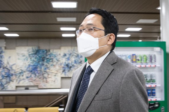 고(故) 박원순 전 서울시장의 아들 병역비리 의혹을 제기해 명예훼손 혐의를 받는 최대집 대한의사협회 회장이 10일 서울 서초구 중앙지방법원에서 열린 첫 공판에 출석하고 있다. 2021.3.10/뉴스1 © News1 유승관 기자