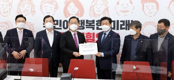 [서울=뉴시스]전진환 기자 = 주호영 국민의힘 원내대표가 10일 오전 한국농업경영인중앙연합회-국민의힘 정책간담회가 열린 서울 여의도 국회 원내대표실에서 이학구 중앙회장으로부터 '2021년 제1차 추가경정예산 관련 한농연 요구사항'을 받고 있다. 2021.03.10. amin2@newsis.com <저작권자ⓒ 공감언론 뉴시스통신사. 무단전재-재배포 금지.> /사진=뉴시스화상