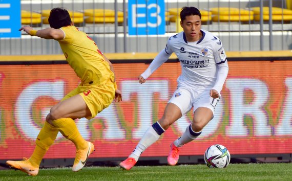 [광주=뉴시스]류형근 기자 = 6일 오후 광주 서구 광주축구전용구장에서 열린 프로축구 K리그1 2라운드 광주FC와 울산 현대의 경기 전반전, 울산의 이동준이 상대를 따돌리고 있다. 2021.03.06. hgryu77@newsis.com