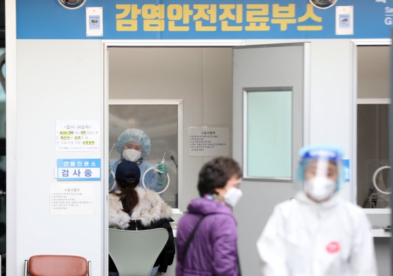 지난 10일 오전 서울 양천구 보건소에 마련된 코로나19 선별진료소에서 시민들이 검사를 받고 있다. 질병관리청 중앙방역대책본부는 이날 0시 기준 국내 코로나19 신규 확진자가 470명 발생했다고 밝혔다. / 사진=뉴스1
