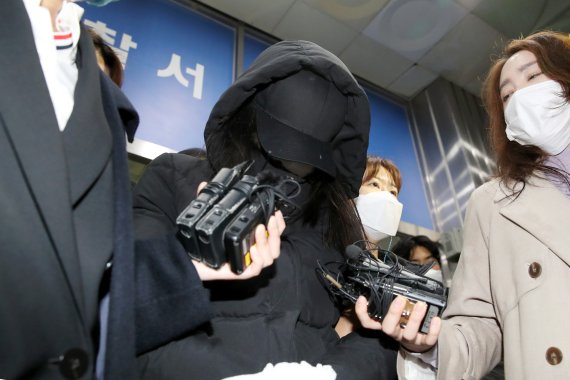 16개월 입양 아동 '정인이'를 학대해 숨지게 한 혐의로 구속된 입양모가 지난해 11월 19일 오전 서울 양천경찰서에서 검찰로 송치되고 있다. / 사진=뉴시스
