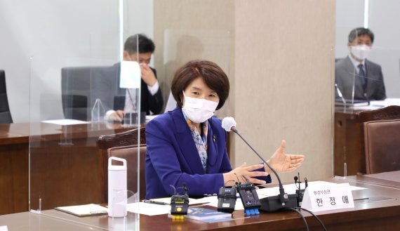 한정애 환경부 장관이 10일 정부세종청사에서 열린 출입기자단 간담회에서 모두발언을 하고 있다. 환경부 제공