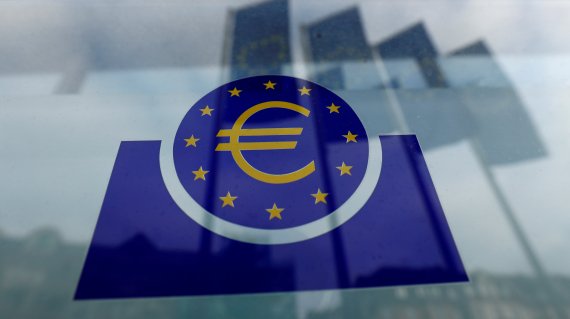 지난해 1월 23일 독일 프랑크푸르트 유럽중앙은행(ECB) 본부에서 촬영된 ECB 로고.로이터뉴스1