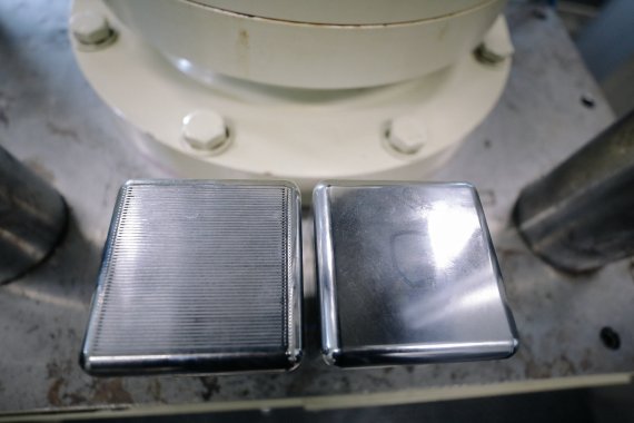 직수냉각 핫스탬핑 성형 시스템을 이용해 표면에 한 방향으로 유로(물길)가 새겨져 있는 직수냉각 펀치 금형(왼쪽)과 비교품. 생산기술연구원 제공