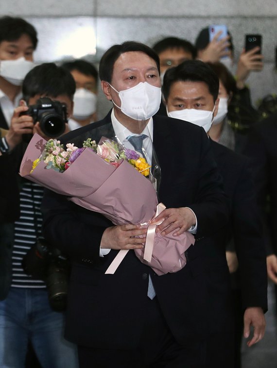 지난 4일 사퇴를 표명한 윤석열 전 검찰총장이 직원들의 인사를 받으며 서울 서초구 대검찰청을 나서고 있는 모습. © News1