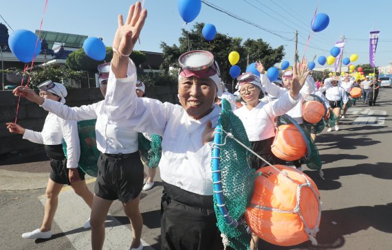 '지속되는 코로나19…가을 행사 줄줄이 취소·축소