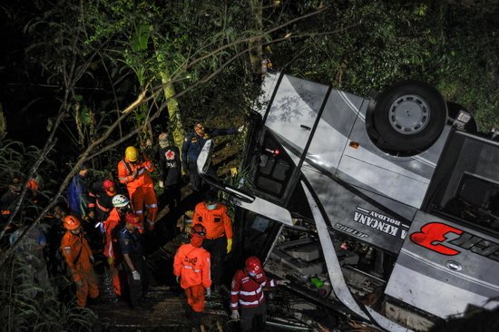 인도네시아 서자바주 수메당 인근 지역 스쿨버스 추락사고 현장. © 로이터=뉴스1