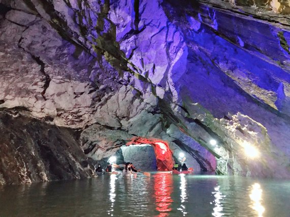 11일 충북 충주에 있는 활옥동굴이 관광자산으로 주목받는 가운데 동굴 사용 논란이 불거졌다. 사진은 활옥동굴 동굴보트.(뉴스1DB)2021.3.11/© 뉴스1