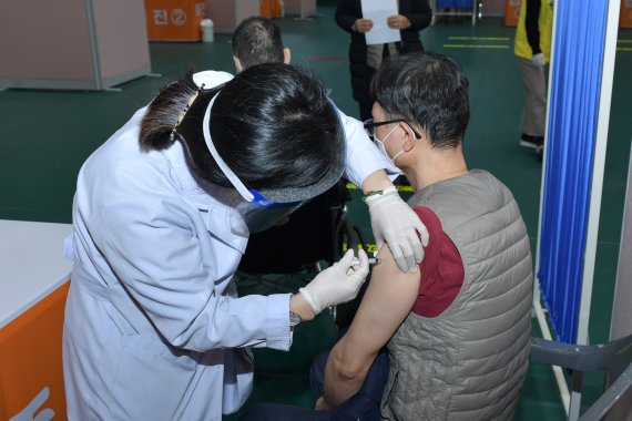 전남 여수시 흥국체육관에 마련된 코로나19 예방접종센터에서 지난 8일 우선접종 대상 시민이 백신 접종을 하고 있다. 여수시 제공