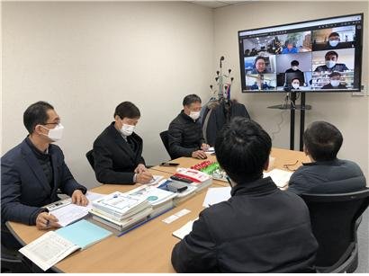 한국재료연구원이 화상회의를 통해 지역 기업들에게 기술지원 프로그램을 소개하고 있다. 재료연구원 제공