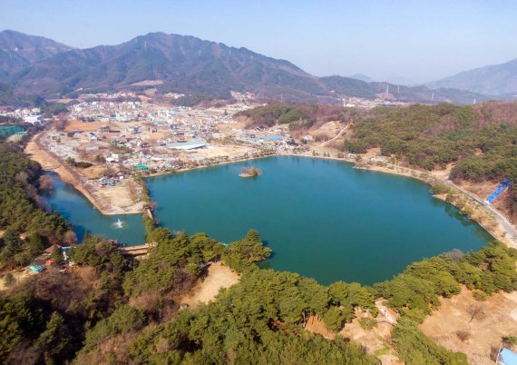 내륙에 위치한 충북 제천은 '물의 도시'로 불린다. 신라시대 축조된 인공호수 의림지와 청풍호반(충주호) 때문이다. 의림지 전경