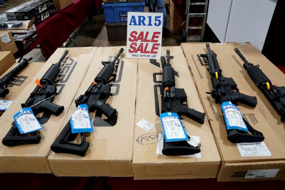 지난 2017년 10월 6일 미국 펜실베이니아주 오크스의 한 총기 상점에서 'AR-15' 계열의 돌격소총이 판매되고 있다.로이터뉴스1