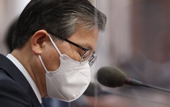 변창흠 국토교통부 장관이 9일 서울 종로구 정부서울청사에서 열린 국무회의에 참석해 LH 직원들의 신도시 투기 의혹과 관련한 정세균 국무총리의 발언을 듣고 있다. 2021.3.9/뉴스1 © News1 송원영 기자