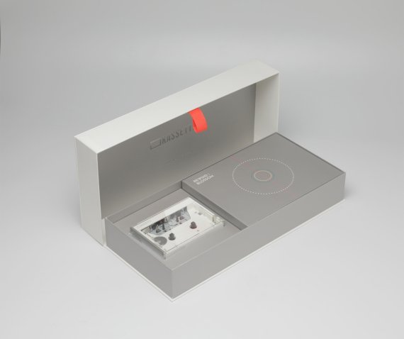 KT가 카세트 플레이어 ‘KASSETTE'를 출시한다. 사진은 'KASSETTE' 패키지의 내부 모습. © 뉴스1