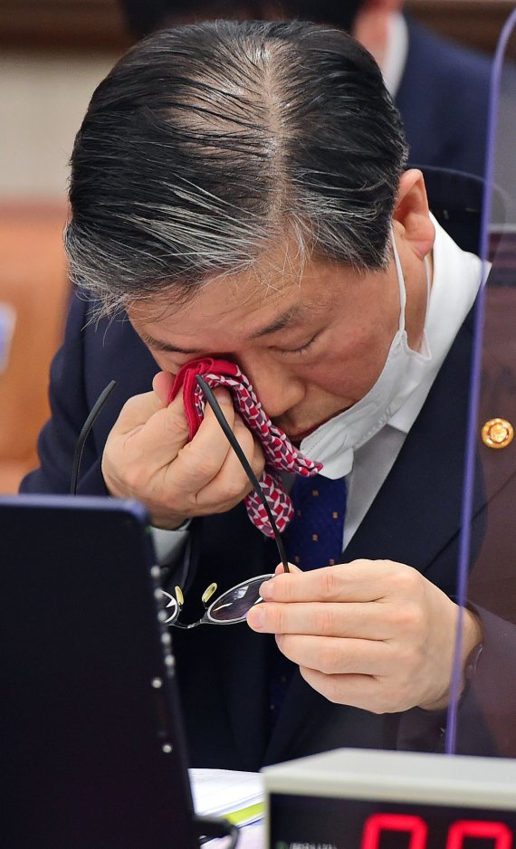 [서울=뉴시스]전진환 기자 = 변창흠 국토교통부 장관이 12일 국회에서 열린 국토교통위원회 전체회의에 출석해 눈 주변을 닦고 있다. (공동취재사진) 2021.03.12. photo@newsis.com