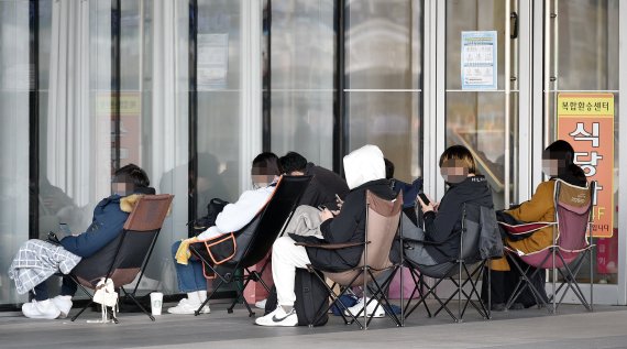 [대구=뉴시스] 이무열 기자 = 대구 신세계백화점 샤넬 매장 오픈을 하루 앞둔 11일 오후 샤넬 제품을 구매하려는 시민들이 백화점 명품관 입구에서 개장을 기다리고 있다. 2021.03.11. lmy@newsis.com