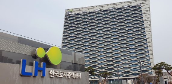 [진주=뉴시스] 정경규 기자 = 지난 9일 경남 진주 한국토지주택공사(LH) 본사 모습. 2021.03.09. jkgyu@newsis.com /사진=뉴시스