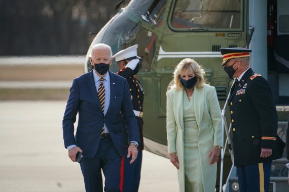 조 바이든 미국 대통령이 12일(현지시간) 부인 질 바이든 여사와 함께 델라웨어주 뉴캐슬 주방위군 공군 공항에 내려 차량으로 이동하고 있다. 전날 바이든 대통령이 서명한 1조9000억달러 경기부양안이 이날 미 국채 수익률을 끌어올리면서 주식시장의 명암이 엇갈렸다. 사진=로이터뉴스1