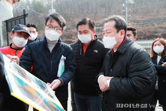 조광한 남양주시장(오른쪽) 13일 청학천 주말정책투어. 사진제공=남양주시