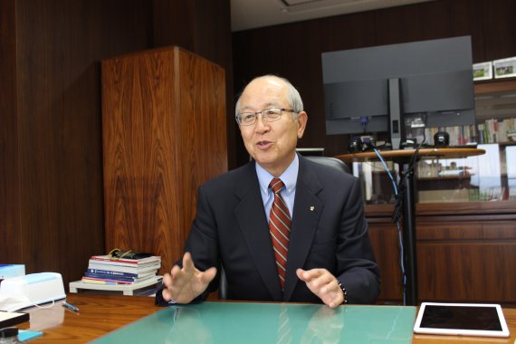 일본 아이리스 오야마의 오야마 켄타로 회장이 최근 파이낸셜뉴스와의 화상 인터뷰에서 코로나 시대 사업 구상과 글로벌 서플라이체인, 한일관계 등에 대해서 발언하고 있다.