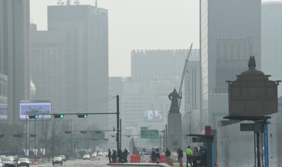 수도권 지역 등 미세먼지 농도가 '나쁨' 수준을 보인 지난 14일 서울 광화문 일대 도심이 미세먼지로 뿌옇게 보이고 있다.<div id='ad_body3' class='mbad_bottom' ></div> /사진=김범석 기자